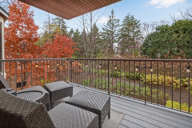 Building Photo - 5250 Grandview Square