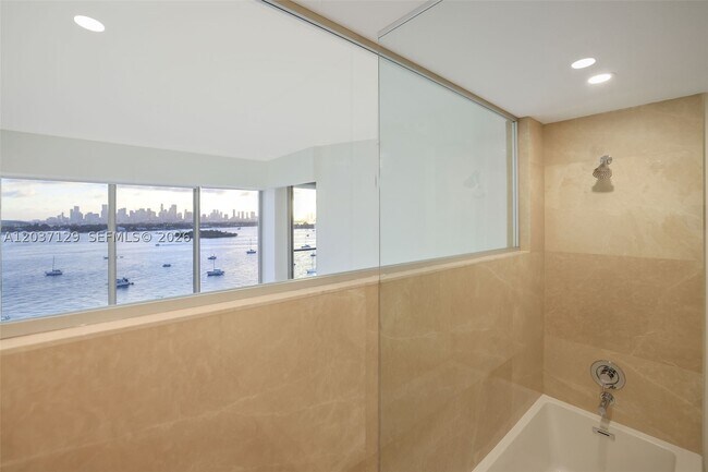 Building Photo - 1500 Bay Dr E