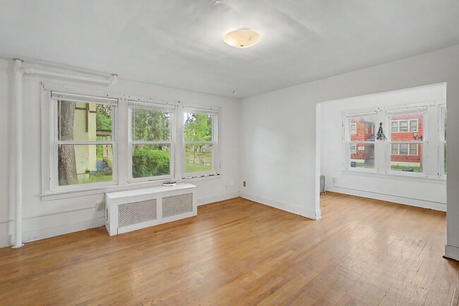 Building Photo - 407 W Green St