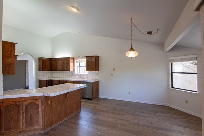 Building Photo - Beautiful Home in Country Heights!