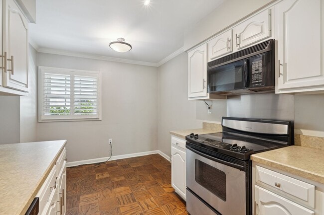 Building Photo - Available Now! Updated //3 Bedroom 2.5 Bat...