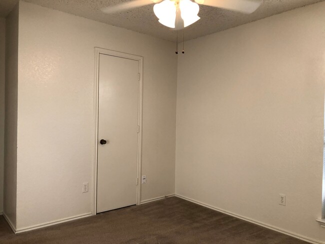 Building Photo - Two Bedroom 1.5 Bath Duplex Unit in Euless