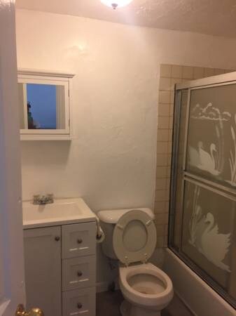 Building Photo - 8 Adella Pl