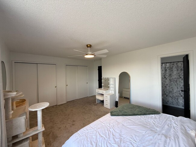 Building Photo - Welcome home to this beautifully updated townhome in the highly desirable Chesapeake Bay community!