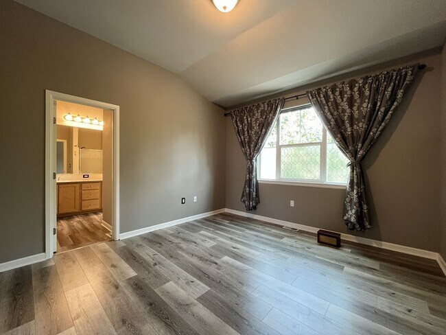 Building Photo - Distinctive 3-Story Tigard Townhouse with Stainless Steel Kitchen, Vaulted Ceilings & Attached 2-...