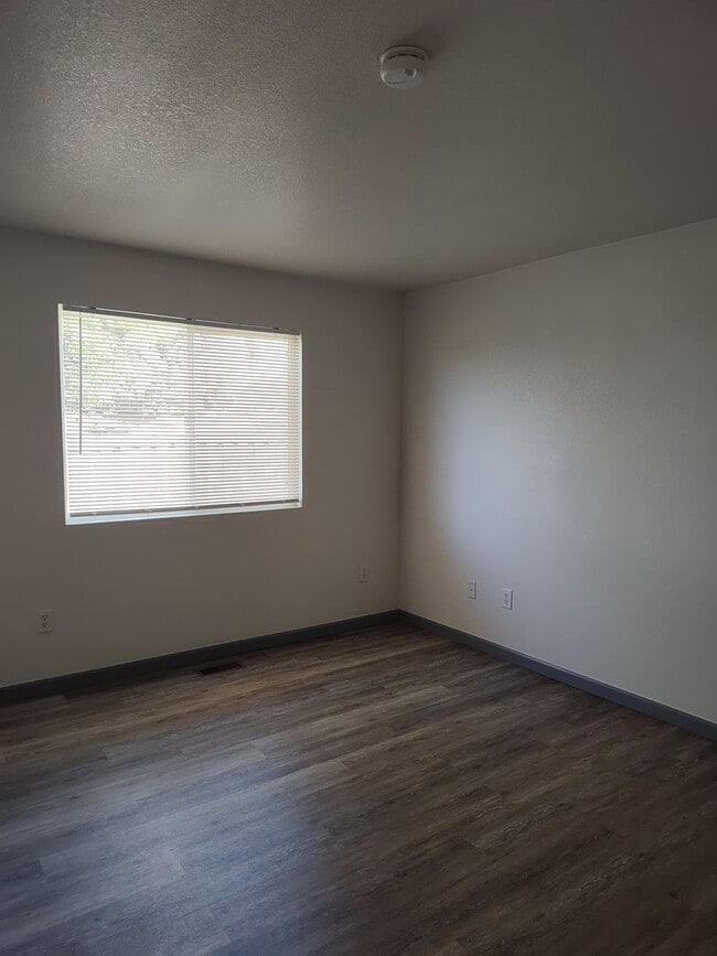 Building Photo - ALL PROSPECTIVE TENANTS MUST SUBMIT A $58 NON-REFUNDABLE APPLICATION FEE PER APPLICANT ONLINE AND...