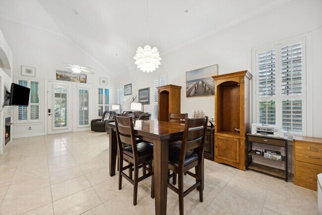 Building Photo - WALK TO THE BEACH!