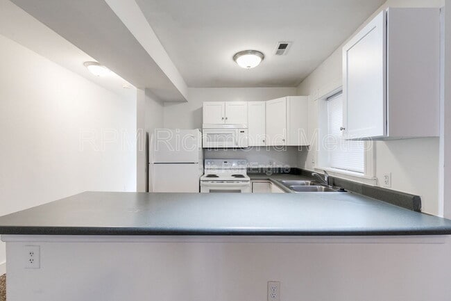 Building Photo - 1838 Parkwood Ave