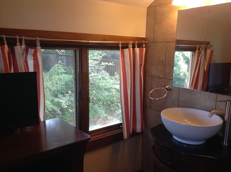 Ensuite bathroom - vessel sink - 237 Lake Shore Dr S