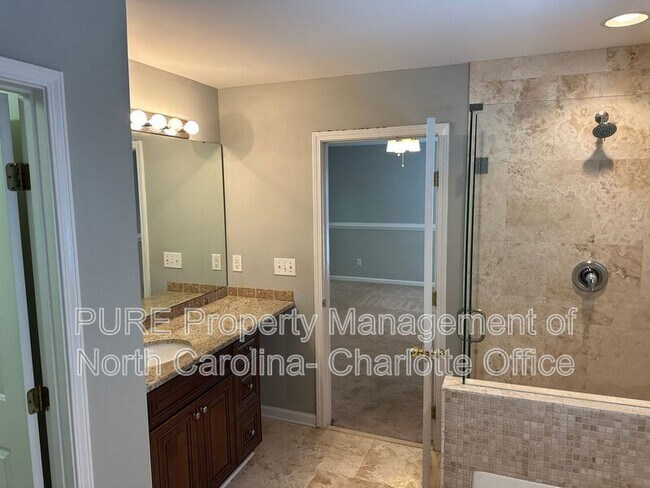 Building Photo - 6033 Queens Walk Ct