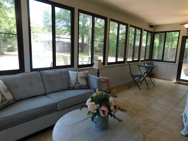 Building Photo - 939 Ridgewood Way