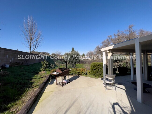 Building Photo - AVAILABLE MAY - 3 Bedroom / 2 Bathroom Paso Robles Home