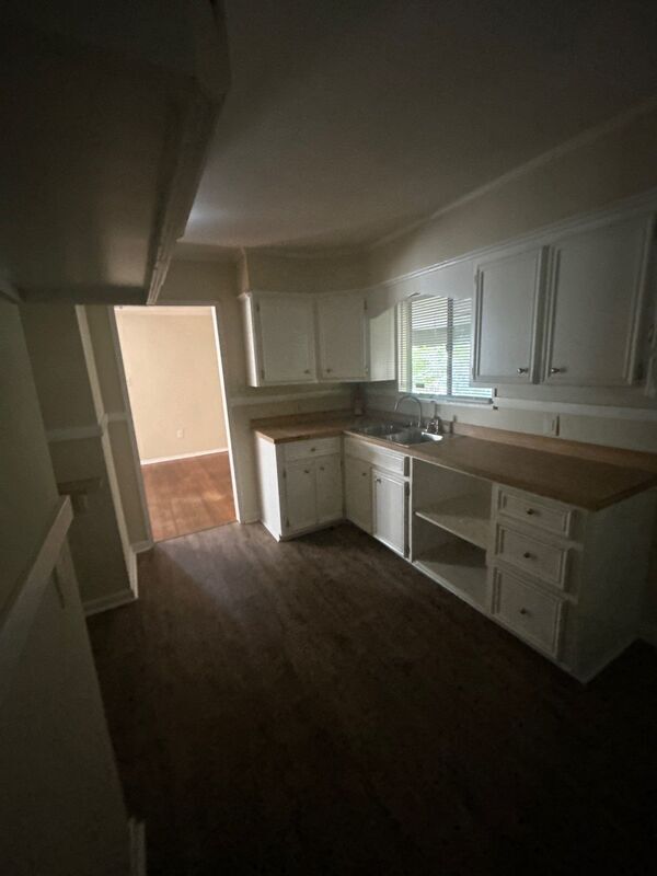Building Photo - 1618 Kentwood Dr