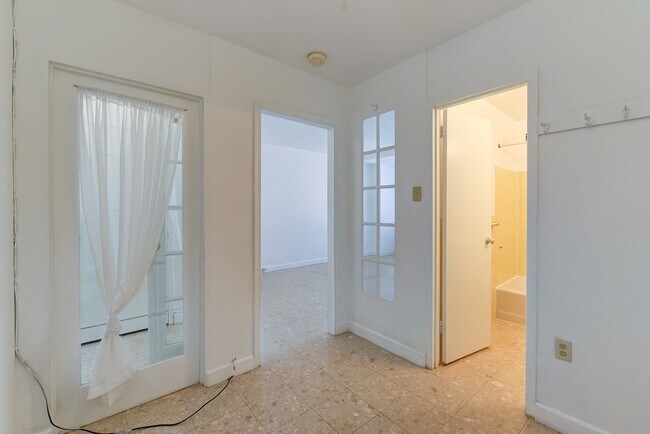 Building Photo - Spacious & Bright Junior One Bedroom at River Place North