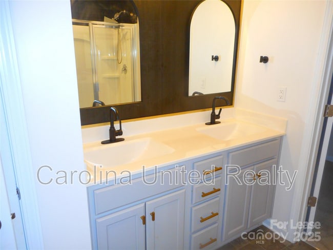 Building Photo - 3058 Eastcott Ave