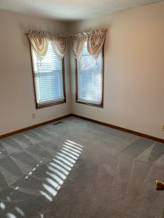 Building Photo - 3 Bedroom / 2 Bath Ranch