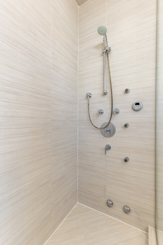 Building Photo - 922 N Hermitage Ave