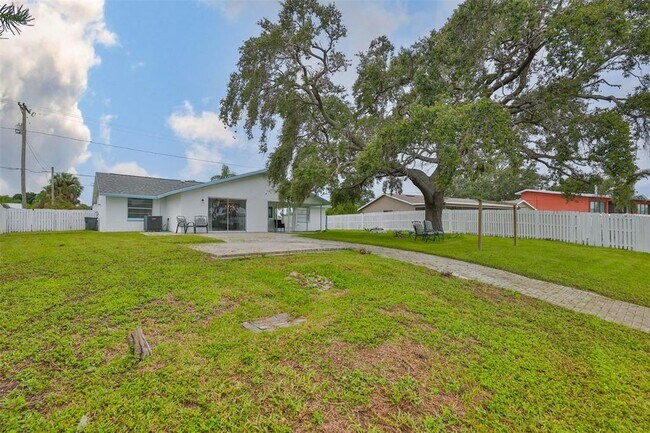 Building Photo - 423 Flamingo Dr