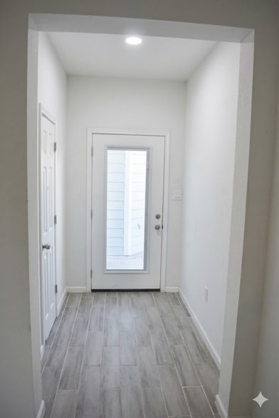 Front Door Entryway - 7952 Blue St