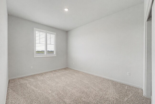 Building Photo - Big 3 bedroom 3 bath in Plumas Lake