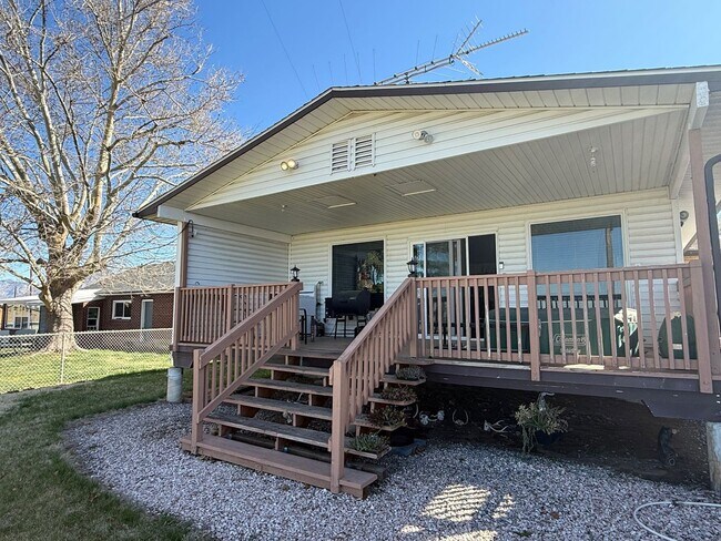 Building Photo - Beautifully updated townhouse with shop / 40'x25' garage / 12' automatic garage door