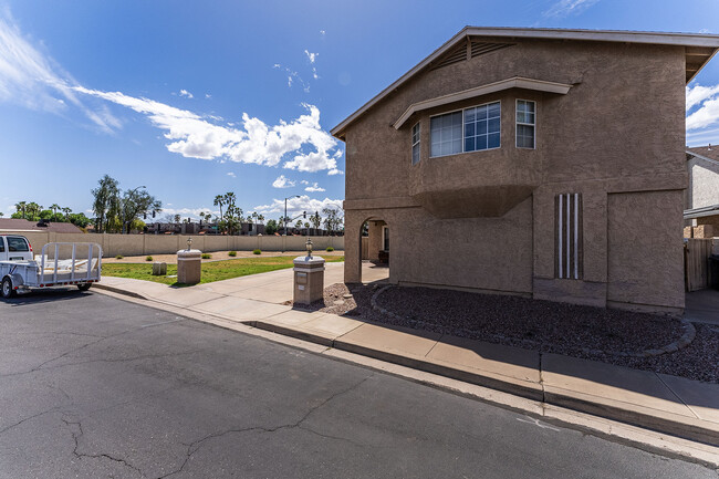 Building Photo - 1950 S Saguaro Cir