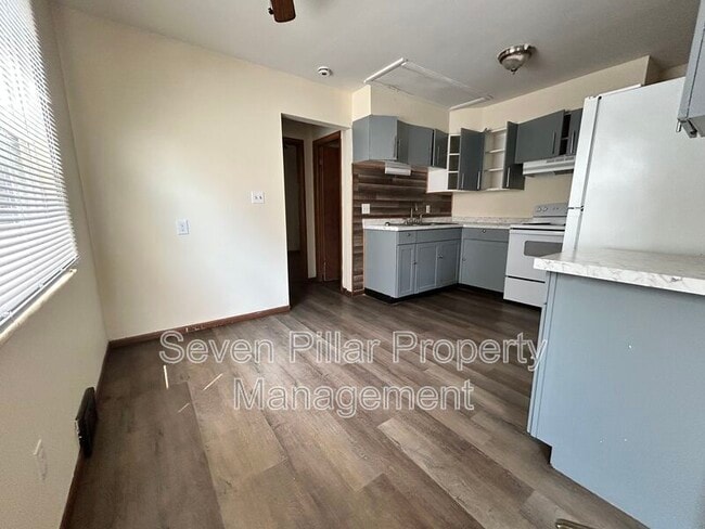 Building Photo - 323 S Napoleon Ave