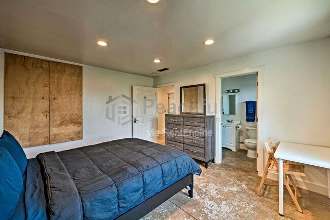 Building Photo - 462 E Haven Ave