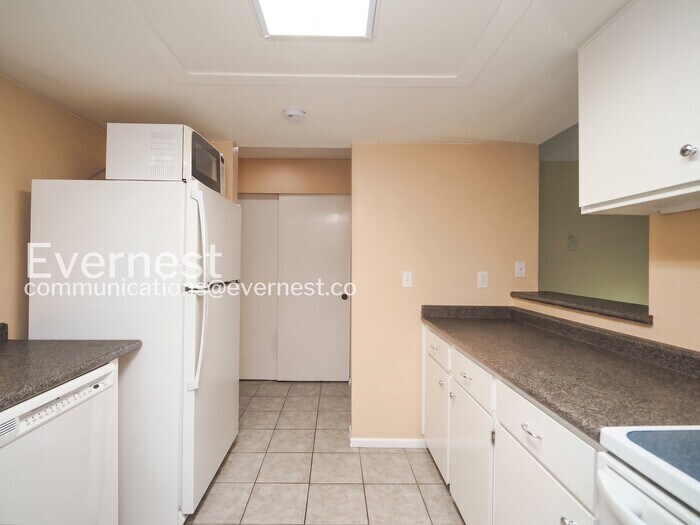 Building Photo - 9398 Woodinville Redmond Rd NE