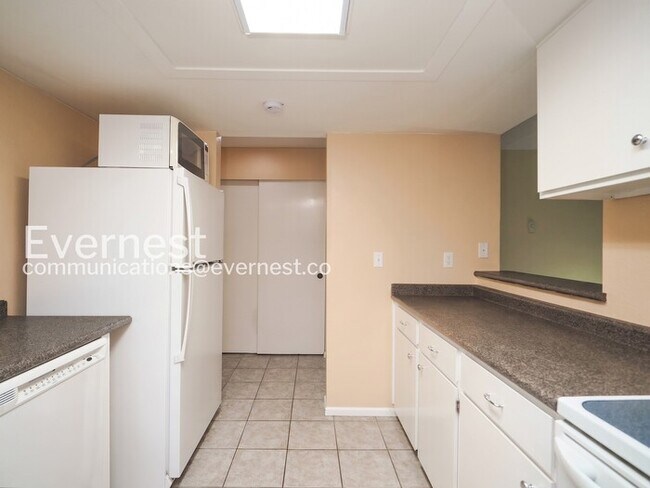 Building Photo - 1 Bed, 1 Bath Condo with Carport / Vouchers Accepted / Coming Soon!