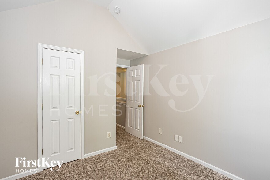 Building Photo - 8605 Royal Bluff Dr