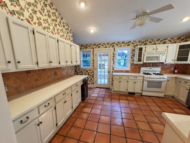 Building Photo - 1540 Yadkinville Rd