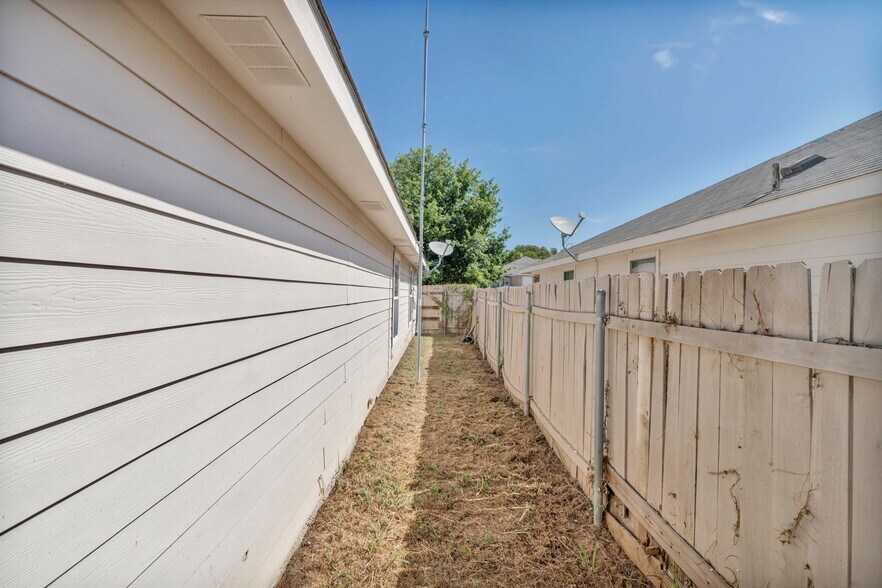 Building Photo - 710 Claremont Pky
