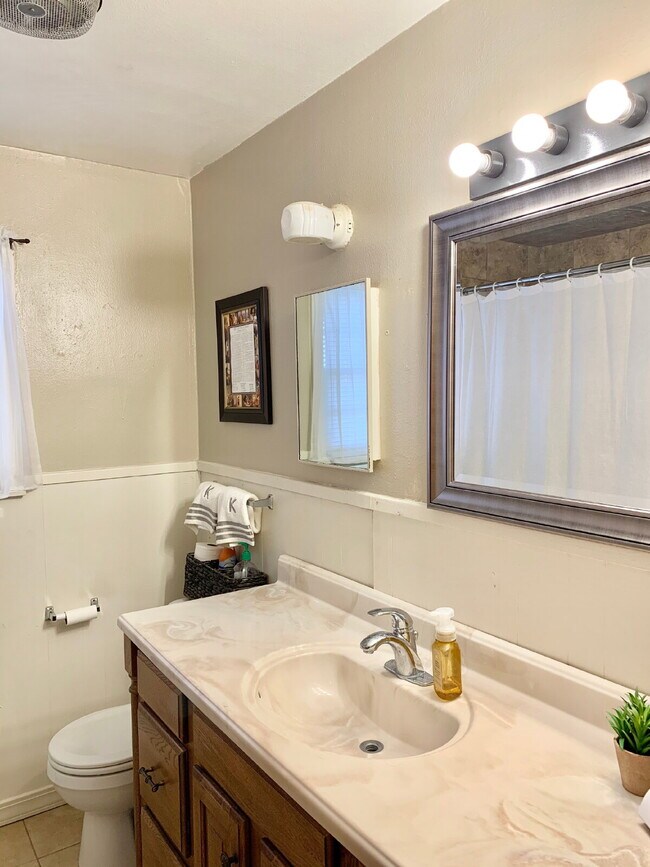 Building Photo - Cute Three Bedroom - Available for Summer/Fall 2026 Prelease!