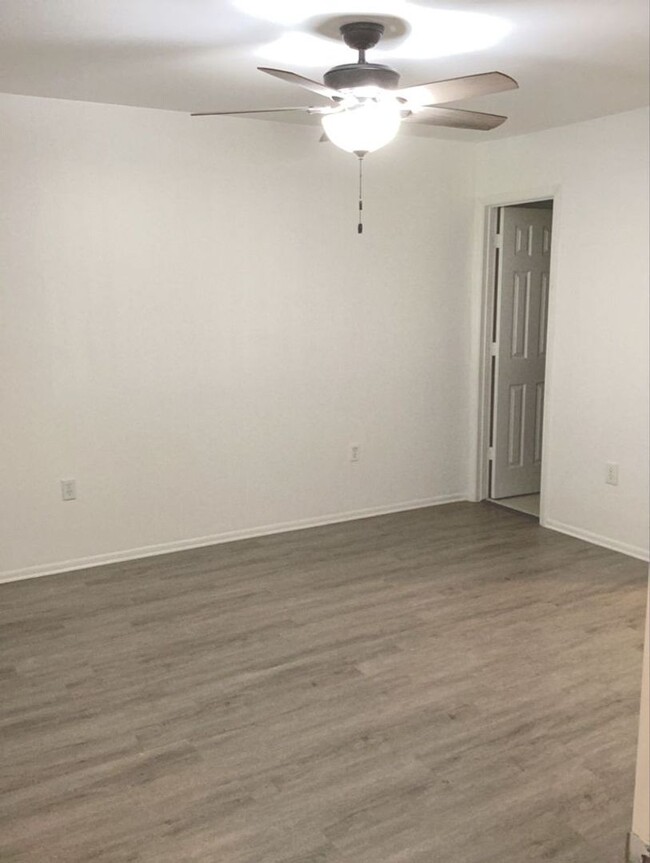 Building Photo - Beautiful townhome!