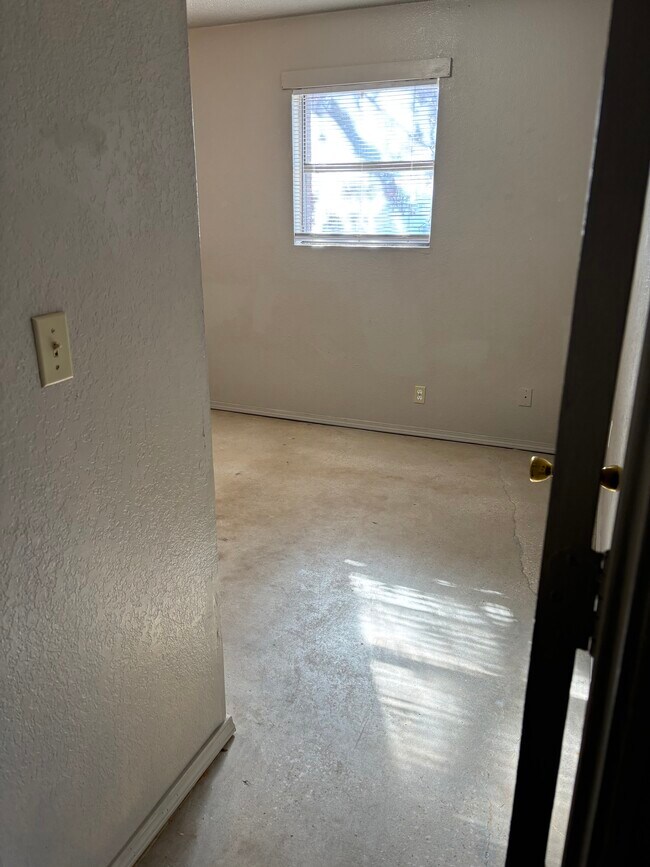 Building Photo - 806 N 5th St