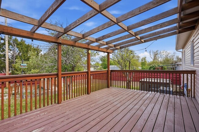 Building Photo - 1501 Brentwood St