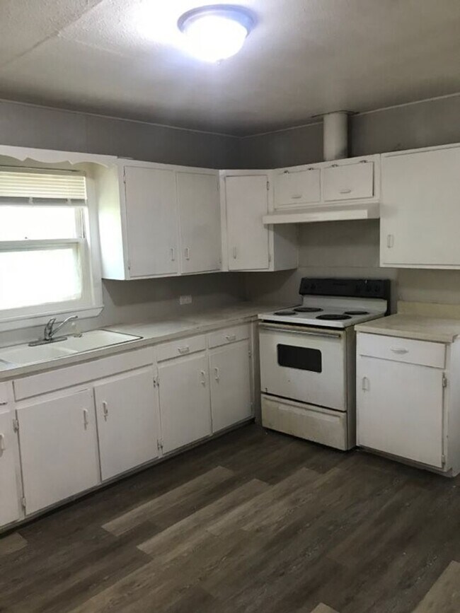 Building Photo - Newly Remodeled off Sayles