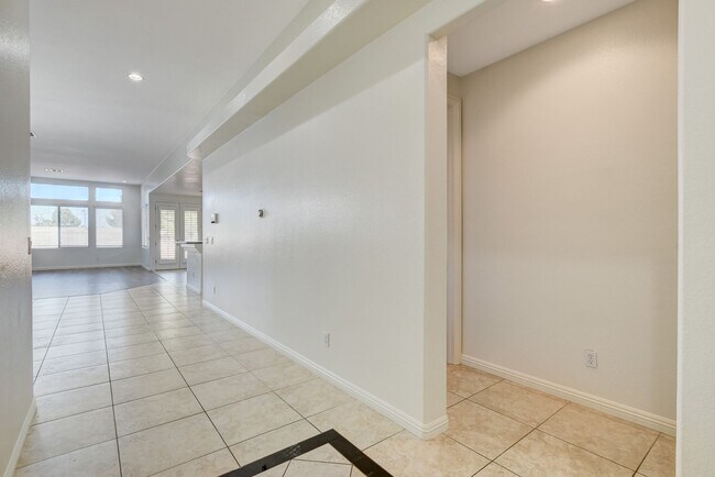 Building Photo - Single Family Home on 20k SQFT Lot in Gated Community