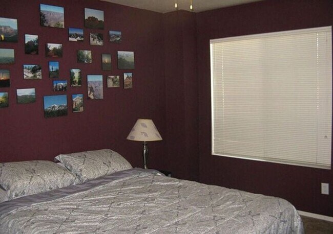 Building Photo - 4 Bedroom, 2 Bath Available NOW!!
