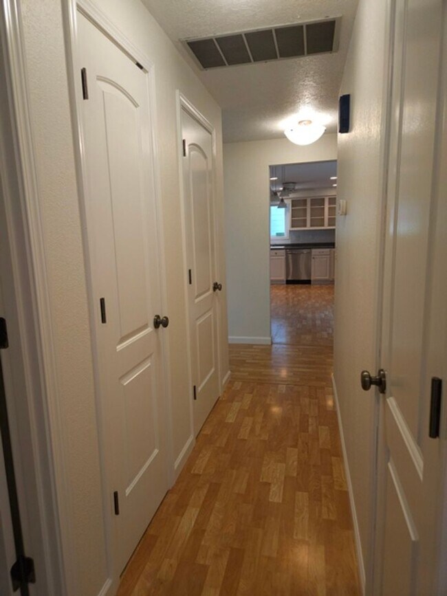 Building Photo - 3Bd/2Ba Single Story Home-Available soon!