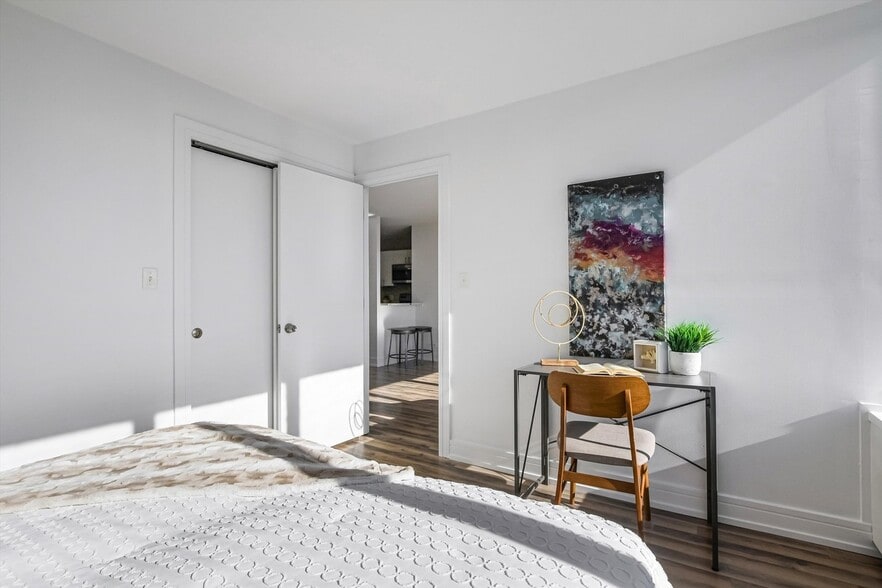 Building Photo - 3930 N Pine Grove Ave