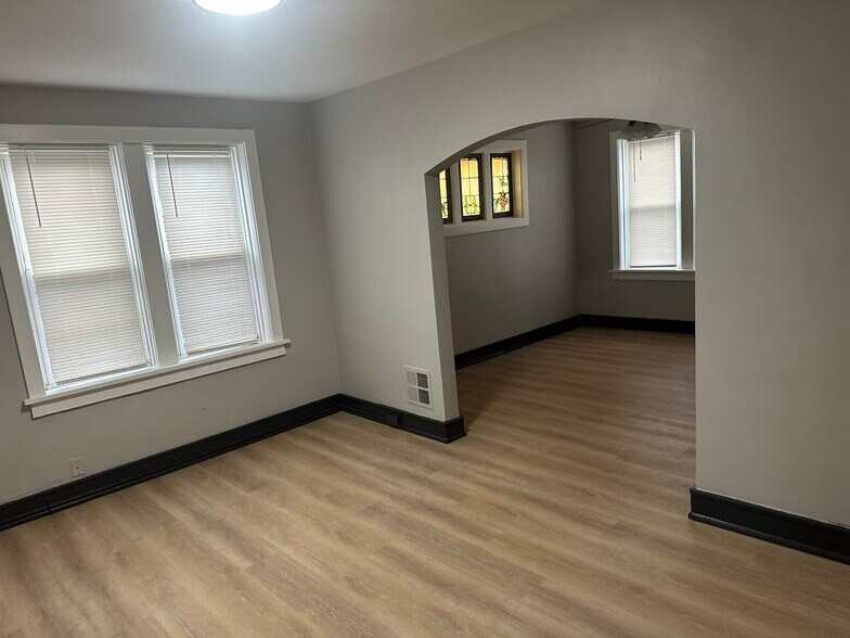 Building Photo - 4916 Winona Ave