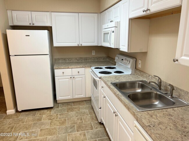 Building Photo - 8160 San Jose Manor Dr E