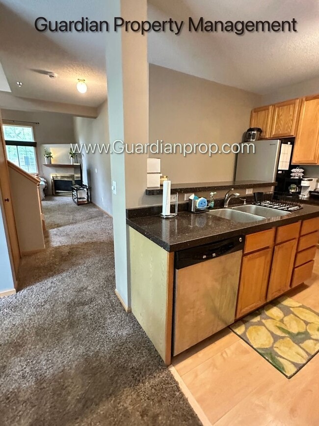 Building Photo - Eden Prairie End Unit Town Home, 2 Car Gar...