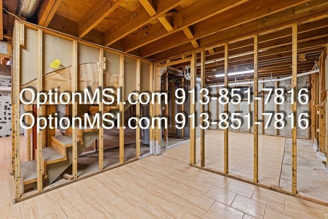 Building Photo - Spacious and move in ready!