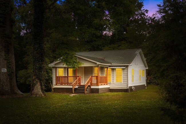 Primary Photo - Charming 2 Bedroom, 2 Bathroom house