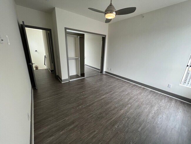 Building Photo - NEWER  4BED 3 BATH FRONT TOWNHOME*HWFLS*BALCONY*W/D IN  UNIT* CENTRAL AIR/HEAT* *STAINLESS  APPLI...