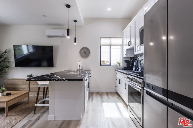 Building Photo - 9024 Phyllis Ave