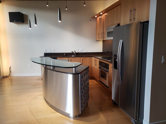 Building Photo - Wonderful Two story Penthouse Condo! Water...